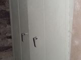 des toilettes situées dans un coin d'une pièce en cours de travaux