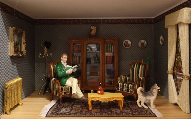 Diorama. Composition miniature, dans une vitrine en bois, vitre e...