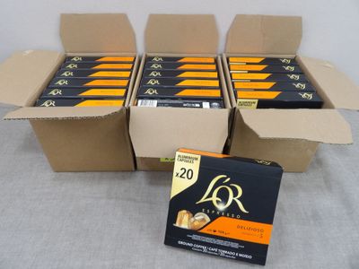 Six paquets de cigarettes sont posés sur une table, avec un paquet de cigarettes devant eux.
