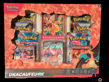 une collection de cartes Pokémon exposée dans une boîte