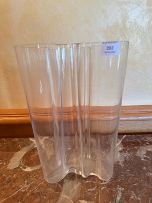 trois vases en verre transparent posés sur une table en marbre