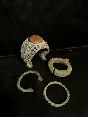 Lot de bracelets jonc en bronze, ciselé de diverse taille, l'un à déco - Photo 1