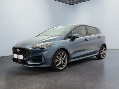 une Ford Fiesta bleue garée dans un showroom