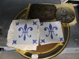 deux parts de gâteau posées sur une assiette, sur une table