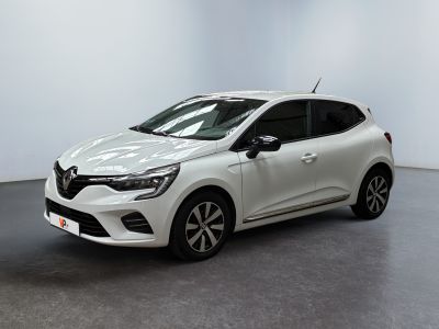 une voiture blanche garée dans une pièce blanche au sol noir