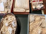 plusieurs boîtes remplies de vieux lacets posées sur une table