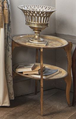 une table sur laquelle est posé un vase, près d'une fenêtre