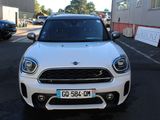 une Mini Cooper blanche garée sur un parking