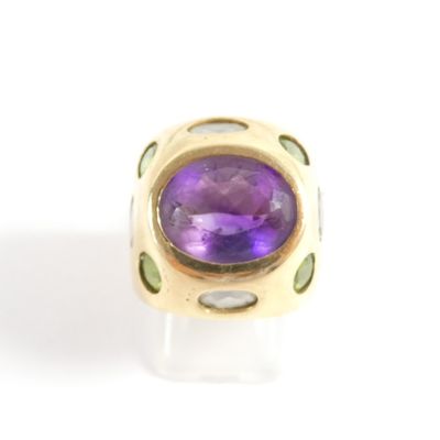 une image d'une bague sertie d'une pierre d'améthorate