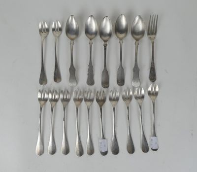 beaucoup de cuillères et de fourchettes en argent sur la table