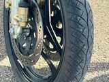 un gros plan d'un pneu de moto dans la rue