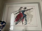 une photo d'une photo représentant une femme en robe rouge