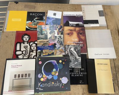 de nombreux livres qui se trouvent ensemble sur la table