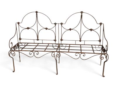 une image représentant un banc en fer forgé sur fond blanc