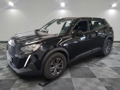 le 4x4 noir est garé sur un sol en damier dans le garage