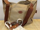 un sac posé sur une table en bois