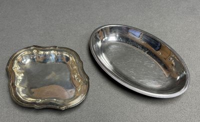 Deux petits plats en métal argenté.