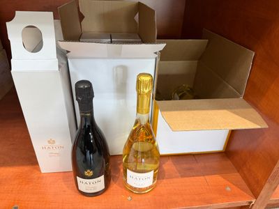 deux bouteilles de vin et une boîte de vin sur une étagère