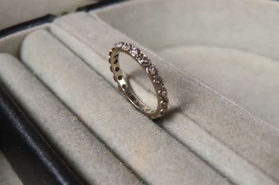 Alliance en or gris (750/1000e) ornée de petits diamants TDD…