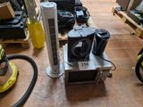 une photo d'une pièce avec un ventilateur et une cafetière