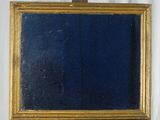 un miroir posé sur un socle en bois, avec un fond bleu