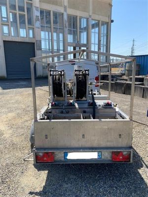 une photo d'un camion avec une pompe à eau à l'arrière