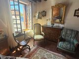 une photo d'un salon avec beaucoup de meubles