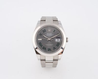 gros plan d'une montre-bracelet avec des chiffres romains