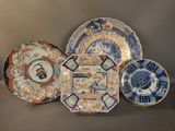 trois assiettes à motifs différents posées sur une table