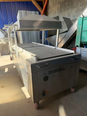 une machine qui se trouve à l'intérieur d'un bâtiment