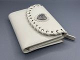 portefeuille en cuir orné d'un fermoir en forme de cœur sur le devant