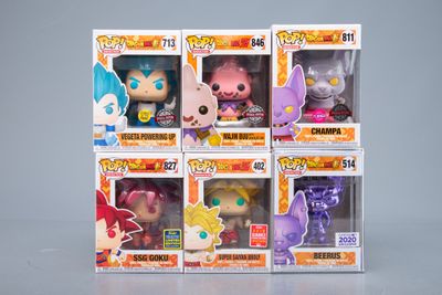 Plusieurs types de figurines Pop Vinyl sont présentés dans une boîte