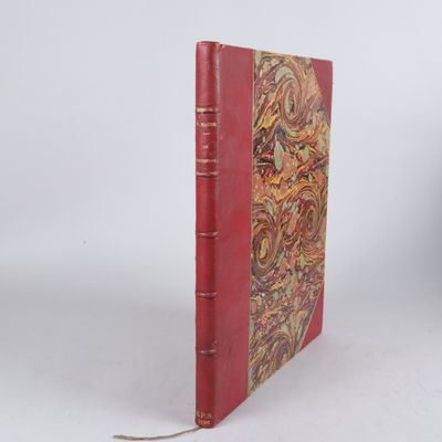 un livre rouge orné d'un motif doré
