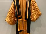 une robe accrochée au mur d'une pièce