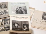 plusieurs livres sont empilés sur une table