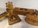 une boîte en bois avec un oiseau dessus, une boîte avec un oiseau dessus, une boîte avec un oiseau dessus et une boîte en bois avec un