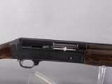 un gros plan d'un fusil exposé sur un socle transparent