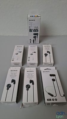 six boîtes d'écouteurs Sony posées sur une table