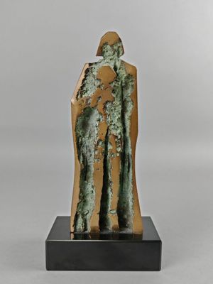 sculpture en bronze représentant un homme et une femme se tenant la main, posée sur un socle noir