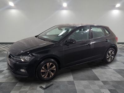 la voiture noire est garée sur un sol en damier dans le garage