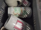 un panier rempli de tasses à café et de stylos