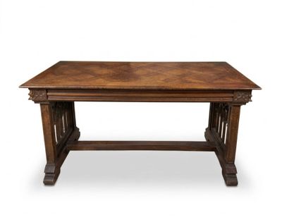 une vieille table en bois sur fond blanc, avec un fond blanc