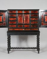 Cabinet en placage d'ébène et écaille rouge ouvrant par deux… (photo 2)