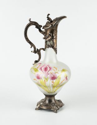 un vase blanc orné de fleurs roses, posé sur une table