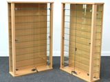 paire de vitrines en bois avec des étagères en verre de chaque côté