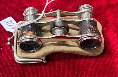 une paire de jumelles posée sur un tissu rouge