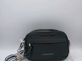 un sac à bandoulière noir avec une étiquette dessus