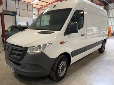 La camionnette blanche est garée dans le garage de l'immeuble.
