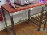 une machine posée sur une table dans une pièce