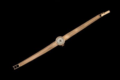 gros plan d'une montre-bracelet sur fond noir